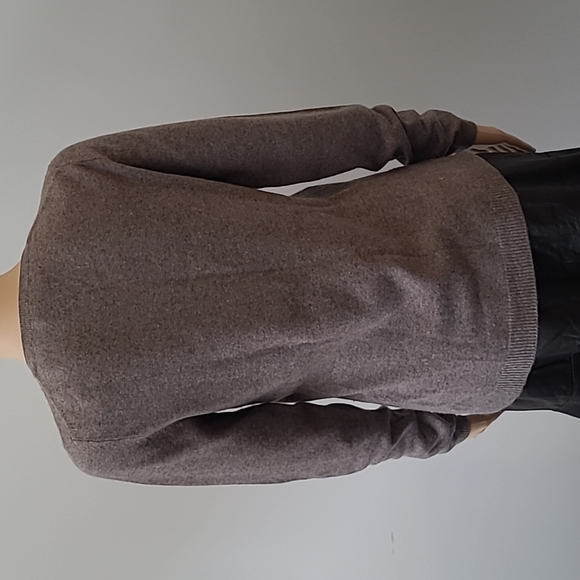 Bloomingdale's 100% Cashmere V-neck, long sleeves women's sweater - Picture 4 of 6